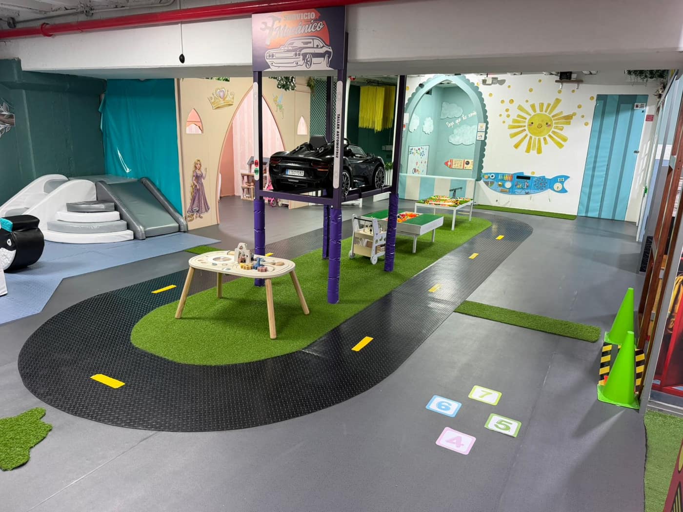 Taller mecánico con auto a escala y pista