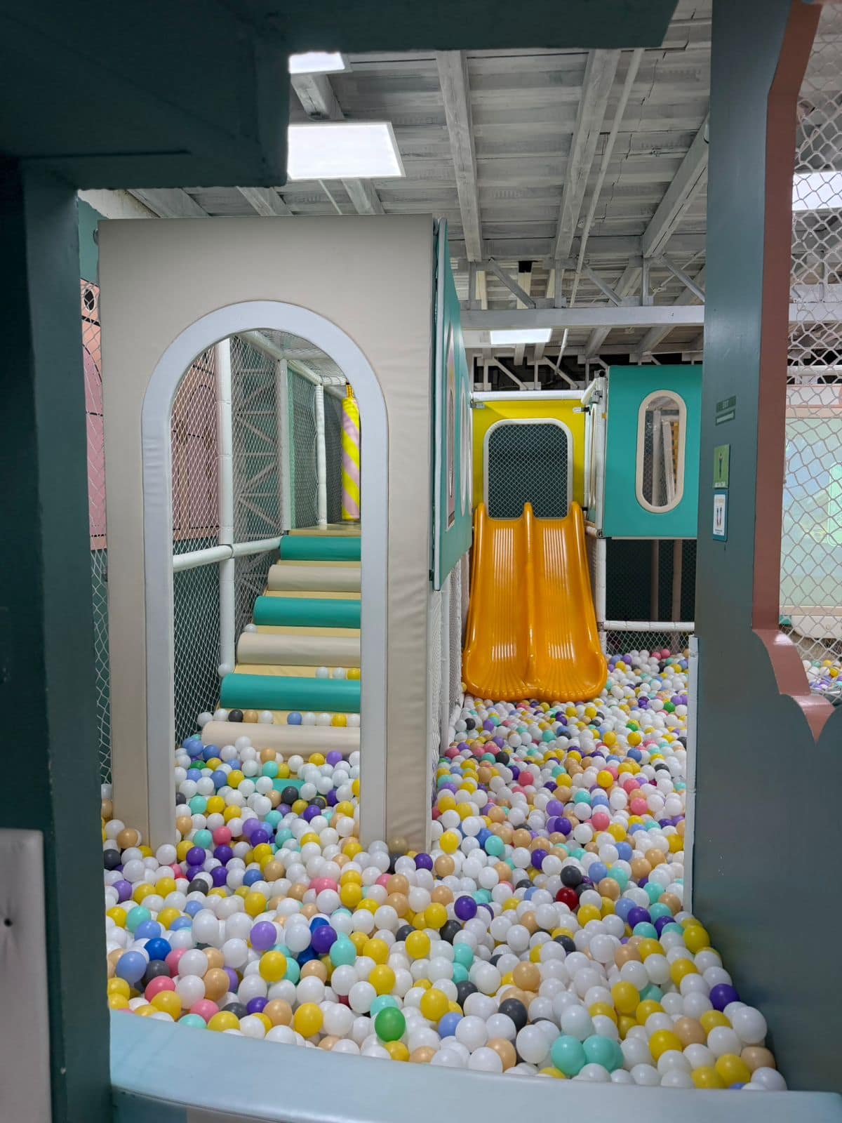 Piscina de pelotas con tobogán y escalera de acceso