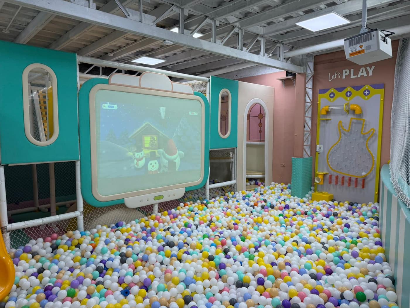 Piscina de pelotas con pantalla de proyección